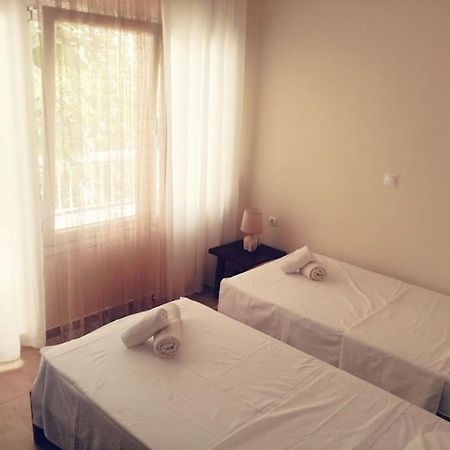 3 Room Apartment By The Beach - Free Parking Peraía 外观 照片