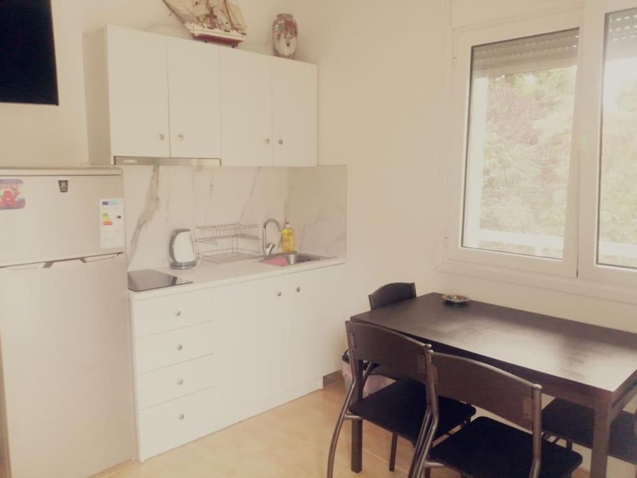 3 Room Apartment By The Beach - Free Parking Peraía 外观 照片